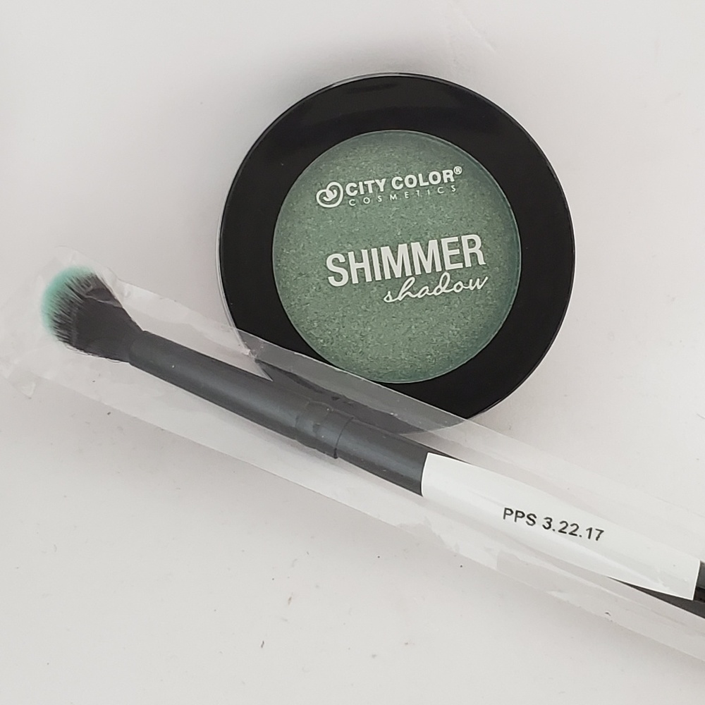 City Color shimmer shadow brush 🆕️ BEACH COTTAGE